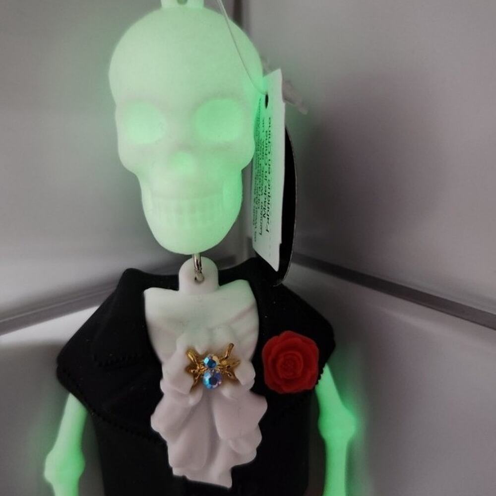 Bath and Bodu Dapper skeleton pocketpac holder